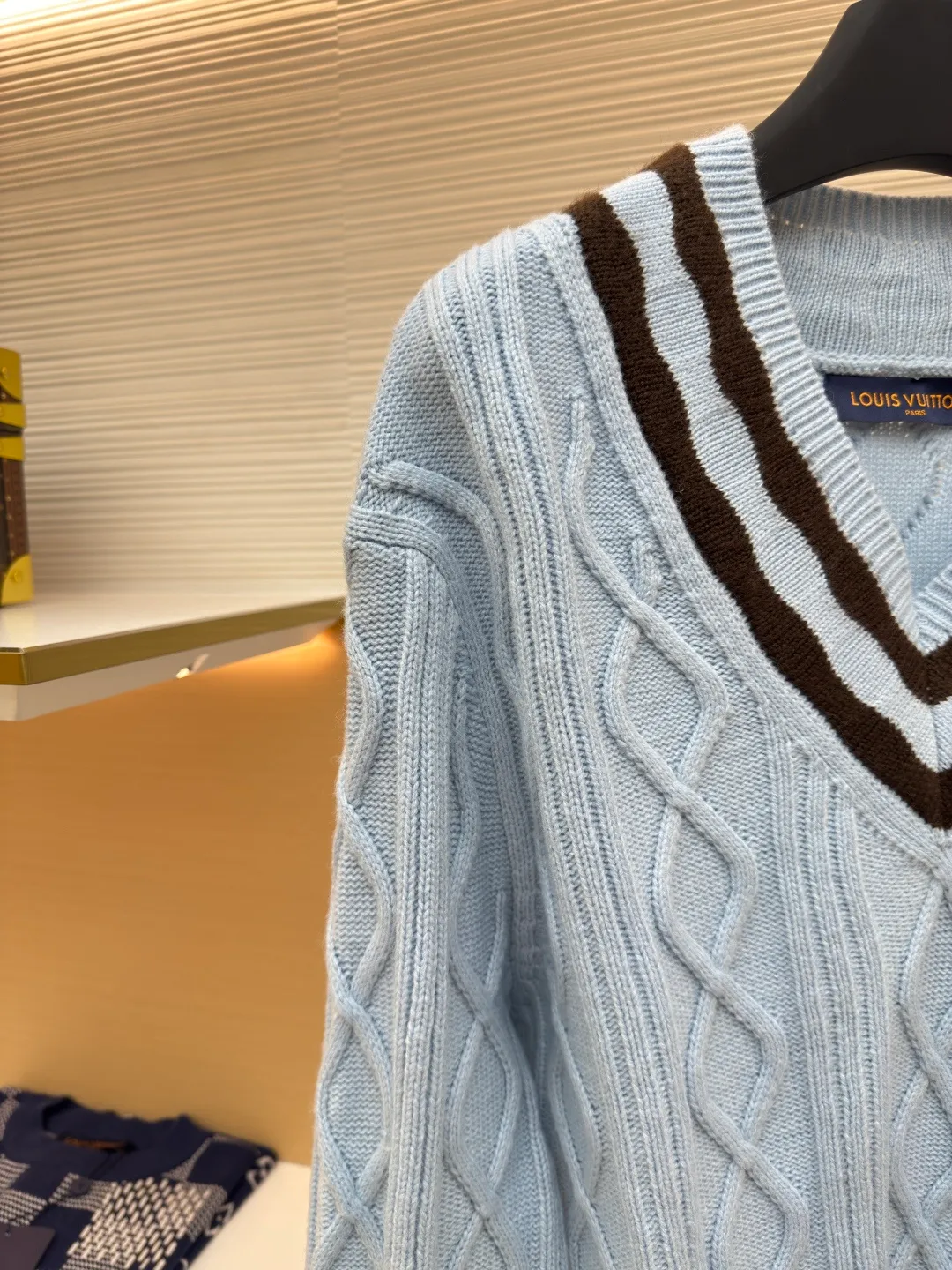 LOUIS VUITTON large V-neck cardigan with strokes ●Authentic product: Purchased and developed for 16600 ●Item number: 1680290-B55 ●Fabric: wool fabric ●Technology: knitting ●Version: fitted version ●Weight: about 705 grams ●Size: XS-S-M-L ●Description: 30 wool and 70% acrylic color. This style uses 7-needle Juxin machine to weave the piece. 9 yarn feeders are needed to hang the logo on the front. The whole piece needs to be moved to twist the rope. It is easy to explode holes at the intersection of the twisted rope. The whole piece is brown and part of the yarn is mohair. It takes a long time to adjust the machine. The stitches at the bottom of the sleeve clip are all edged, which increases the loom time and sewing time. Because the logo is hung with wool, the coffee-colored thread is clamped on the edge and needs to be drawn out. Moreover, due to the characteristics of mohair, the overall workmanship is very complicated. The embroidery is added with heat-capacitive glue and needs to be hot-glued to ensure quality. The checkerboard pattern needs to be positioned correctly, so it is faster. Each process of the entire garment is slow and time-consuming. The overall workmanship is very complicated. The embroidery is added with heat-capacitive glue and needs to be hot-glued to ensure quality. The checkerboard pattern needs to be positioned correctly. Therefore, the speed is relatively high, and each process of the entire garment is relatively slow and time-consuming. The overall wiring is straight and delicate. The fabric is comfortable and soft. The color is consistent and has no color difference. It can be matched with the same style to create a fashionable look and control various occasions. Customized accessories, complete with three standards, same style for men and women!
